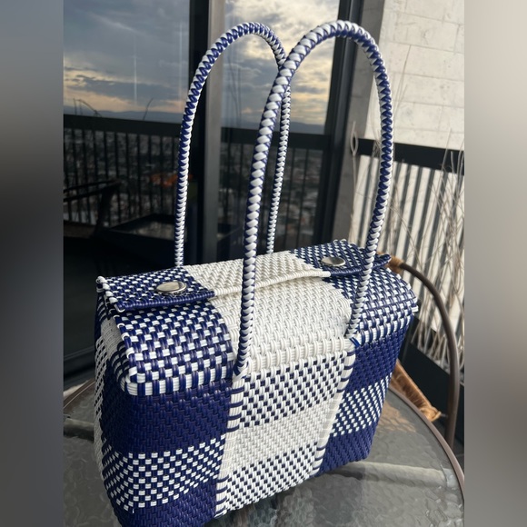 Such a beautiful mix of colors. An elegant and sophisticated way to go out. - Picture 4 of 11